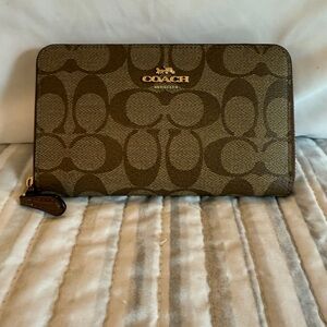 Coach Signature Medium Id Zip Wallet